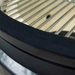 Gros plan sur le joint en feutre du barbecue Forest Grill, assurant une étanchéité parfaite pour une maîtrise optimale de la température.