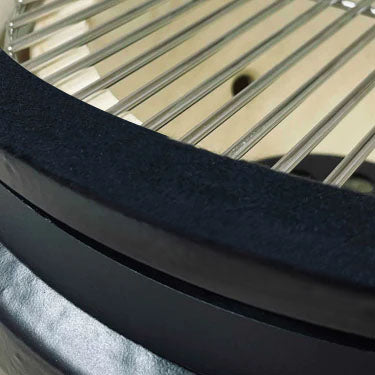 Gros plan sur le joint en feutre du barbecue Forest Grill, assurant une étanchéité parfaite pour une maîtrise optimale de la température.