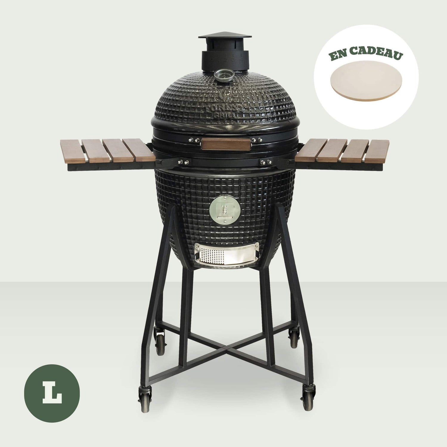 Pack barbecue Kamado L Forest Grill en céramique noire avec pierre à pizza, grille en inox, housse et accessoires d’entretien inclus.