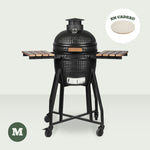 Pack barbecue Kamado M Forest Grill avec accessoires : pierre à pizza, grille surélevée, housse de protection et kit d’outils.