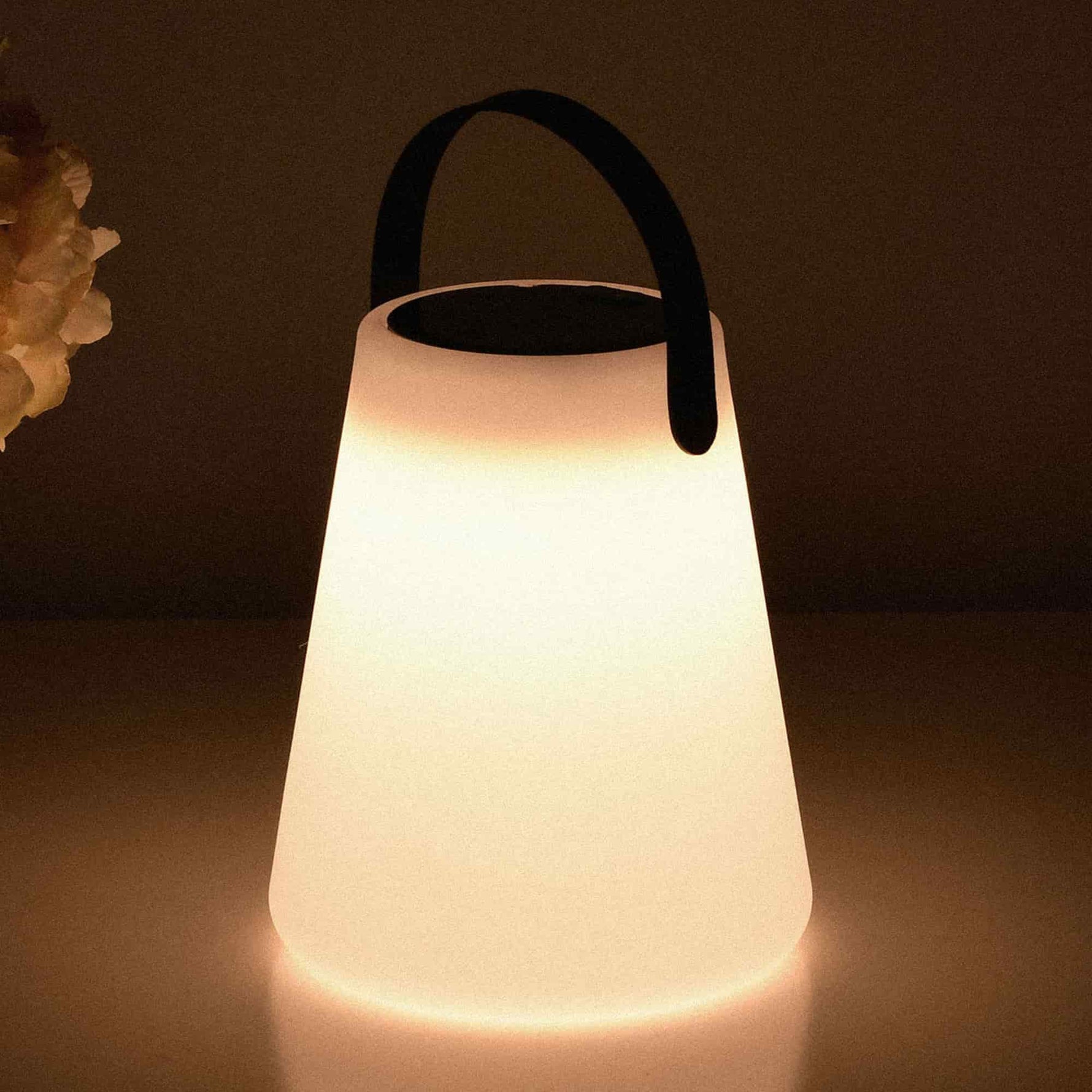 Lampe Cône solaire Forest Grill allumée, diffusant une lumière chaude et apaisante, idéale pour illuminer les soirées en terrasse ou en intérieur.