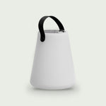 Lampe Cône solaire Forest Grill éteinte, au design épuré et moderne, équipée d’une poignée en simili cuir pour un transport facile et une utilisation polyvalente en intérieur comme en extérieur.