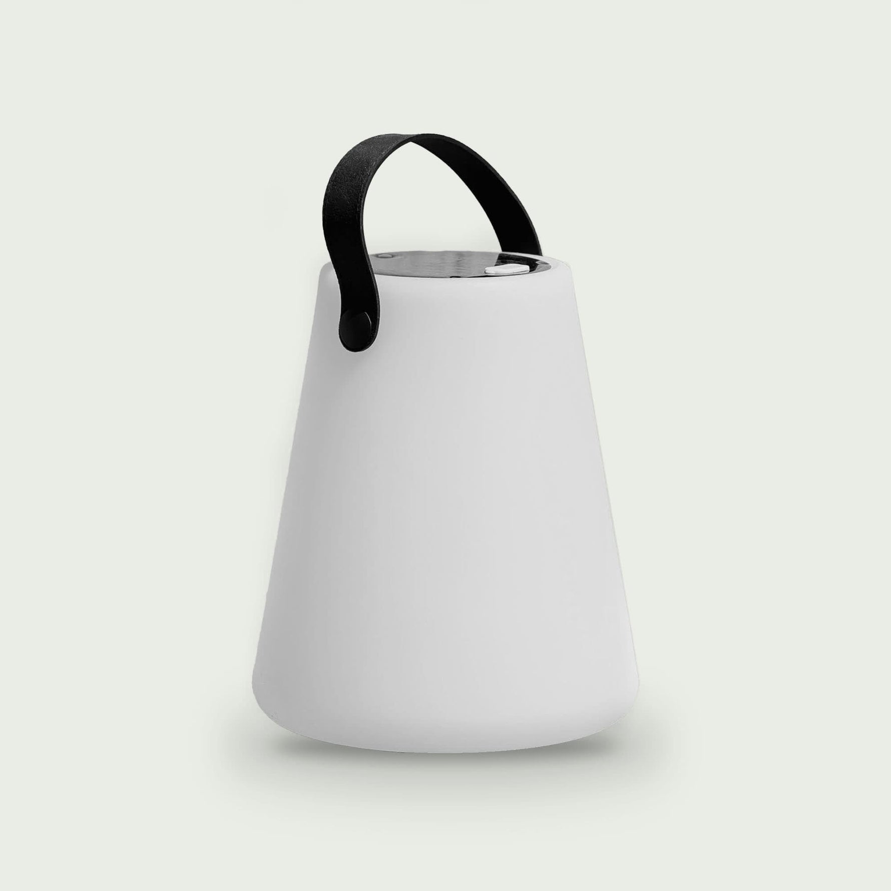 Lampe Cône solaire Forest Grill éteinte, au design épuré et moderne, équipée d’une poignée en simili cuir pour un transport facile et une utilisation polyvalente en intérieur comme en extérieur.