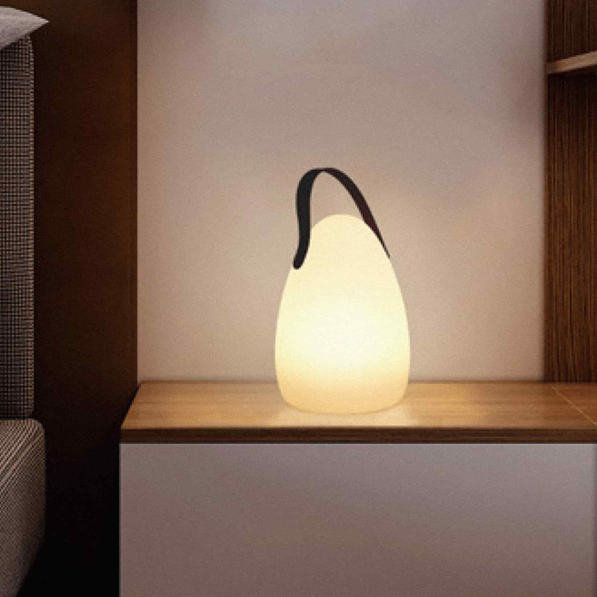 Lampe Œuf Forest Grill posée sur une table en bois, diffusant une lumière d’ambiance chaude idéale pour créer une atmosphère cosy en intérieur.