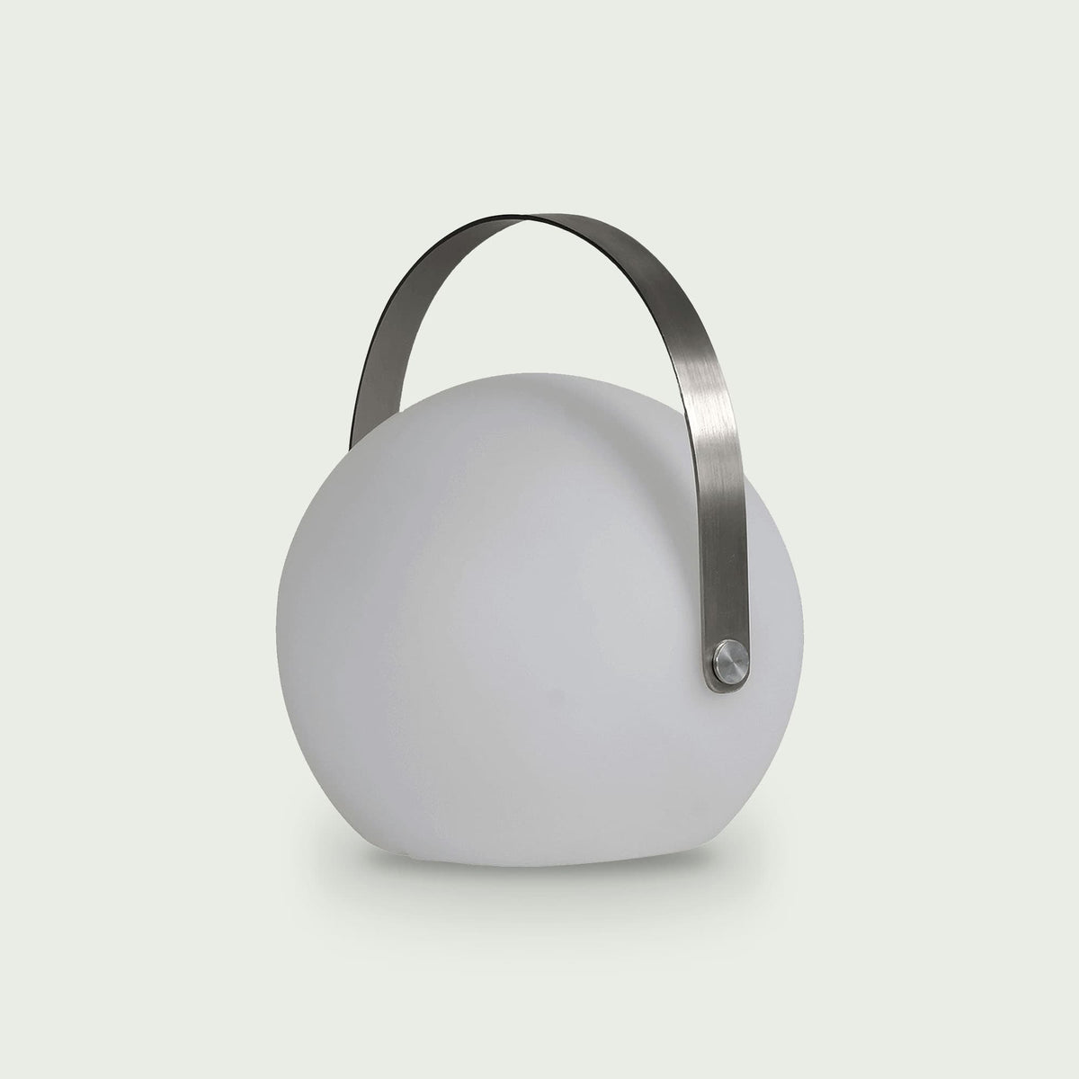 Lampe Ronde Forest Grill au design élégant et contemporain, équipée d’une anse métallique pour une prise en main pratique et une utilisation modulable en intérieur comme en extérieur.