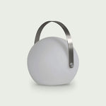 Lampe Ronde Forest Grill au design élégant et contemporain, équipée d’une anse métallique pour une prise en main pratique et une utilisation modulable en intérieur comme en extérieur.