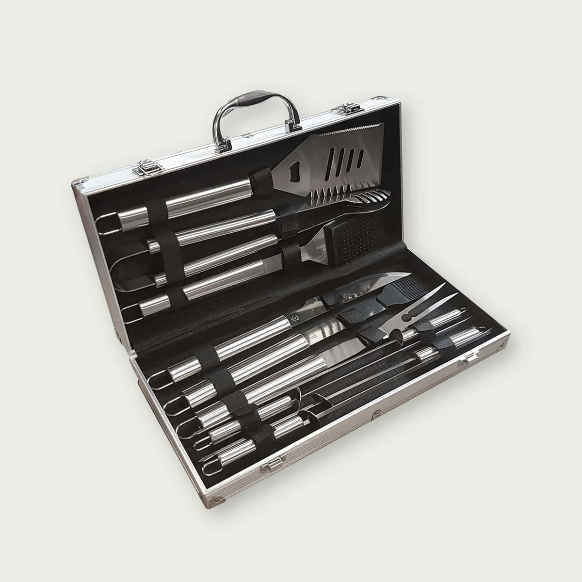 Mallette ouverte contenant un ensemble de 10 ustensiles de barbecue en acier inoxydable, incluant pinces, spatule, fourchette, pinceau et couteau, soigneusement rangés dans des sangles élastiques.