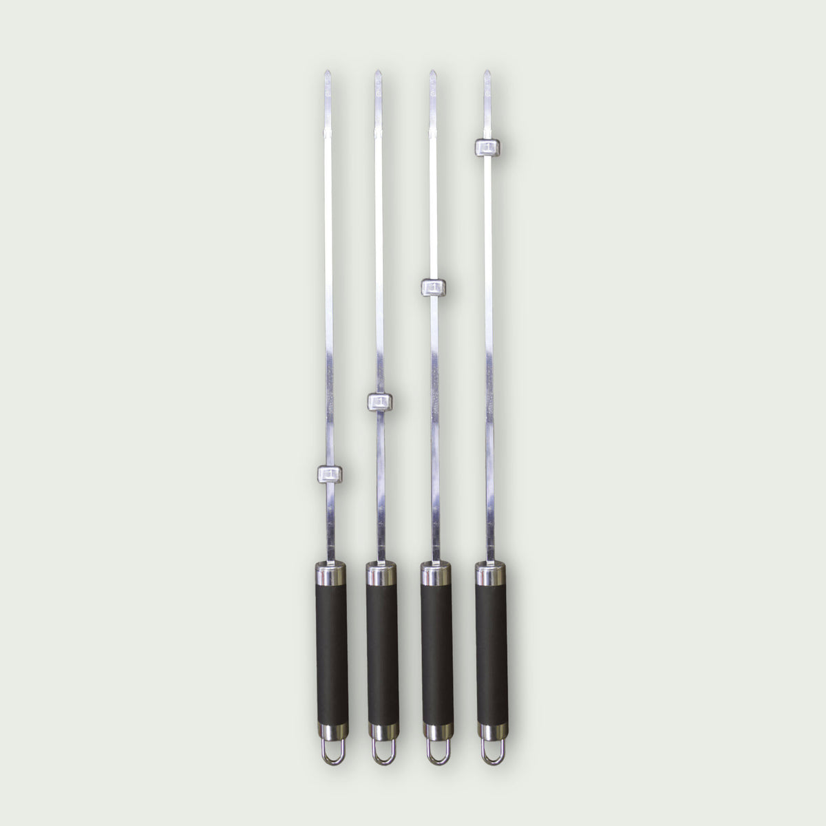 Ensemble de quatre brochettes en acier inoxydable avec manche noir et bague de serrage réglable pour maintenir les aliments.