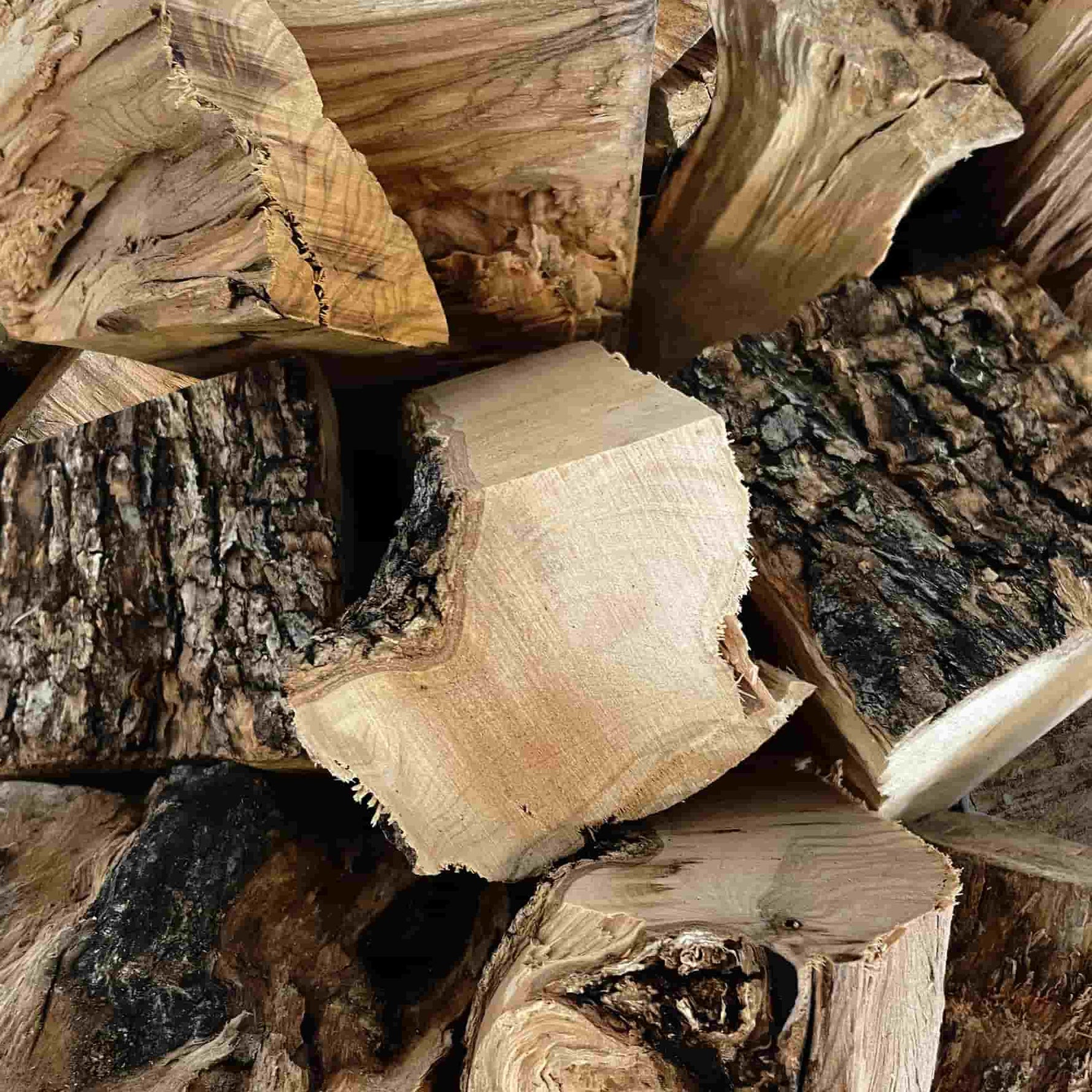 Morceaux de bois naturel pour fumage à chaud sur barbecue kamado, pour des cuissons savoureuses et pleines de caractère.