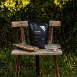 Pack fumage à froid Forest Grill avec sciure de bois, spirale de fumage et support métallique présenté en pleine nature