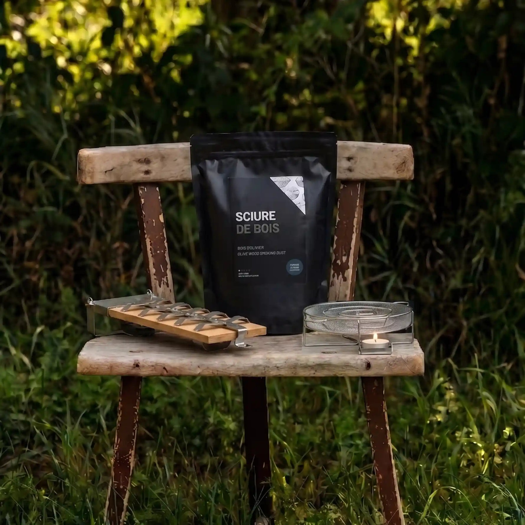 Pack fumage à froid Forest Grill avec sciure de bois, spirale de fumage et support métallique présenté en pleine nature