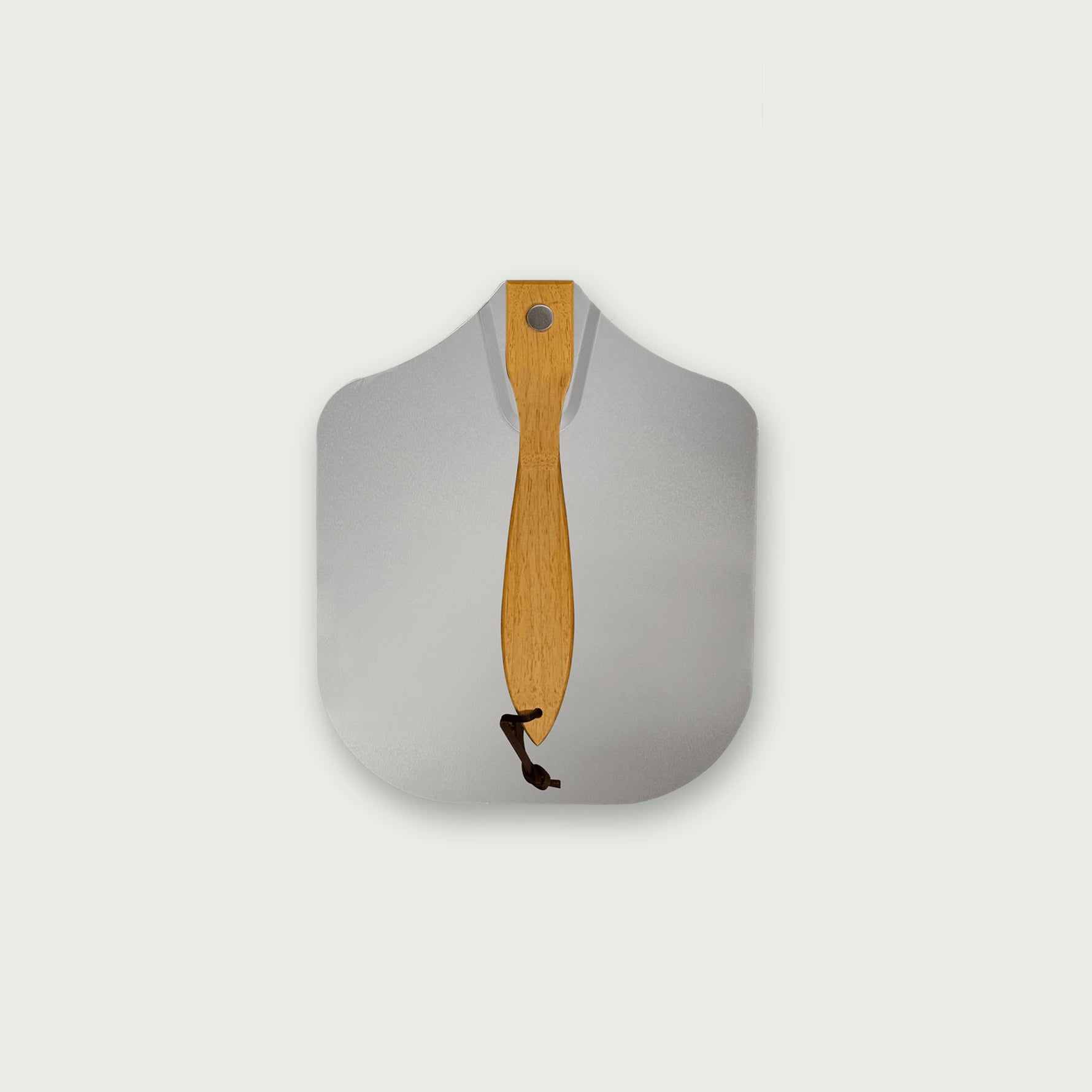 Pelle à pizza vue de dessus, avec manche court en bois clair et cordelette noire, posée à plat pour mettre en valeur sa forme arrondie et sa surface lisse.