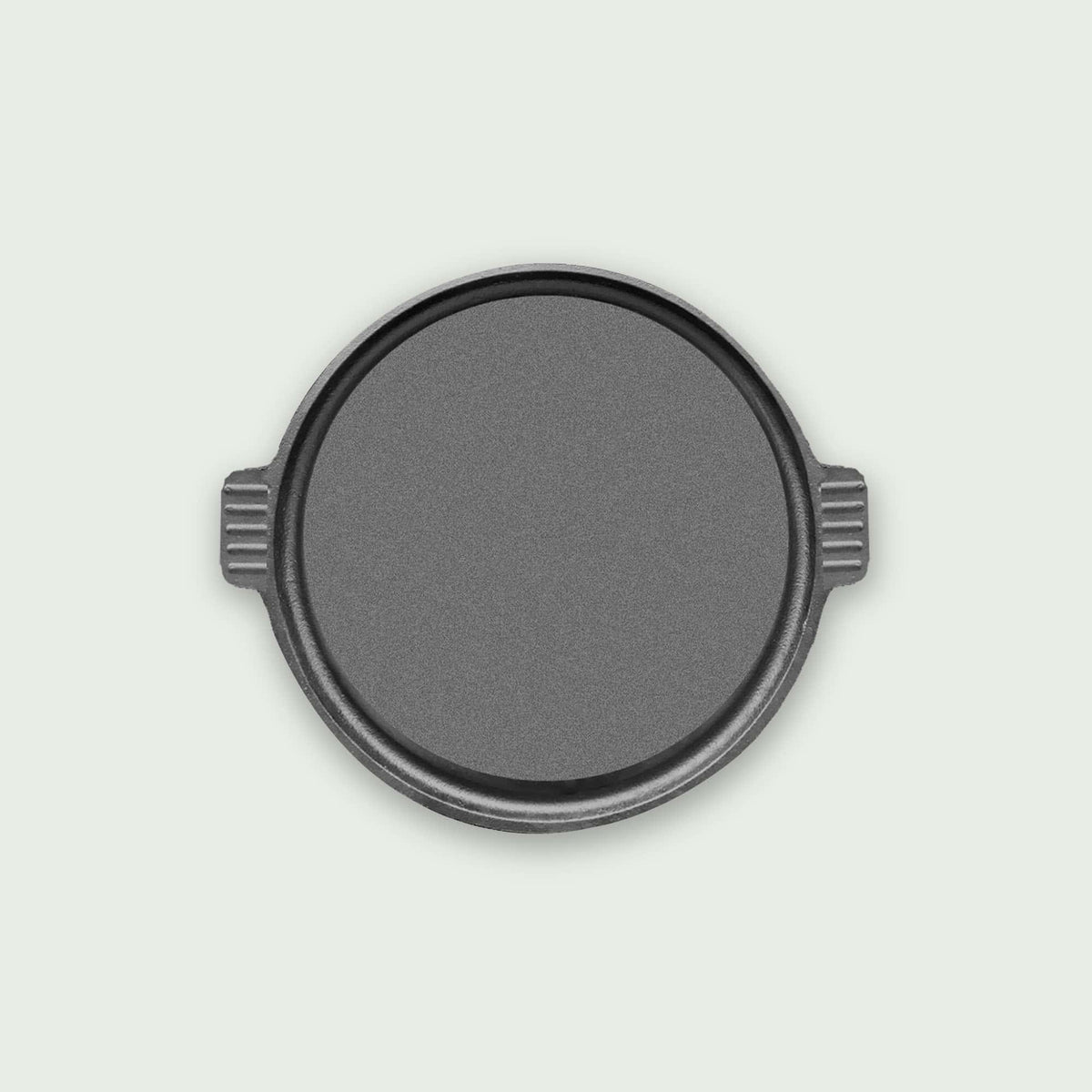 Plaque de cuisson ronde en fonte, idéale pour une répartition homogène de la chaleur et la préparation de viandes, légumes ou crêpes sur le barbecue.