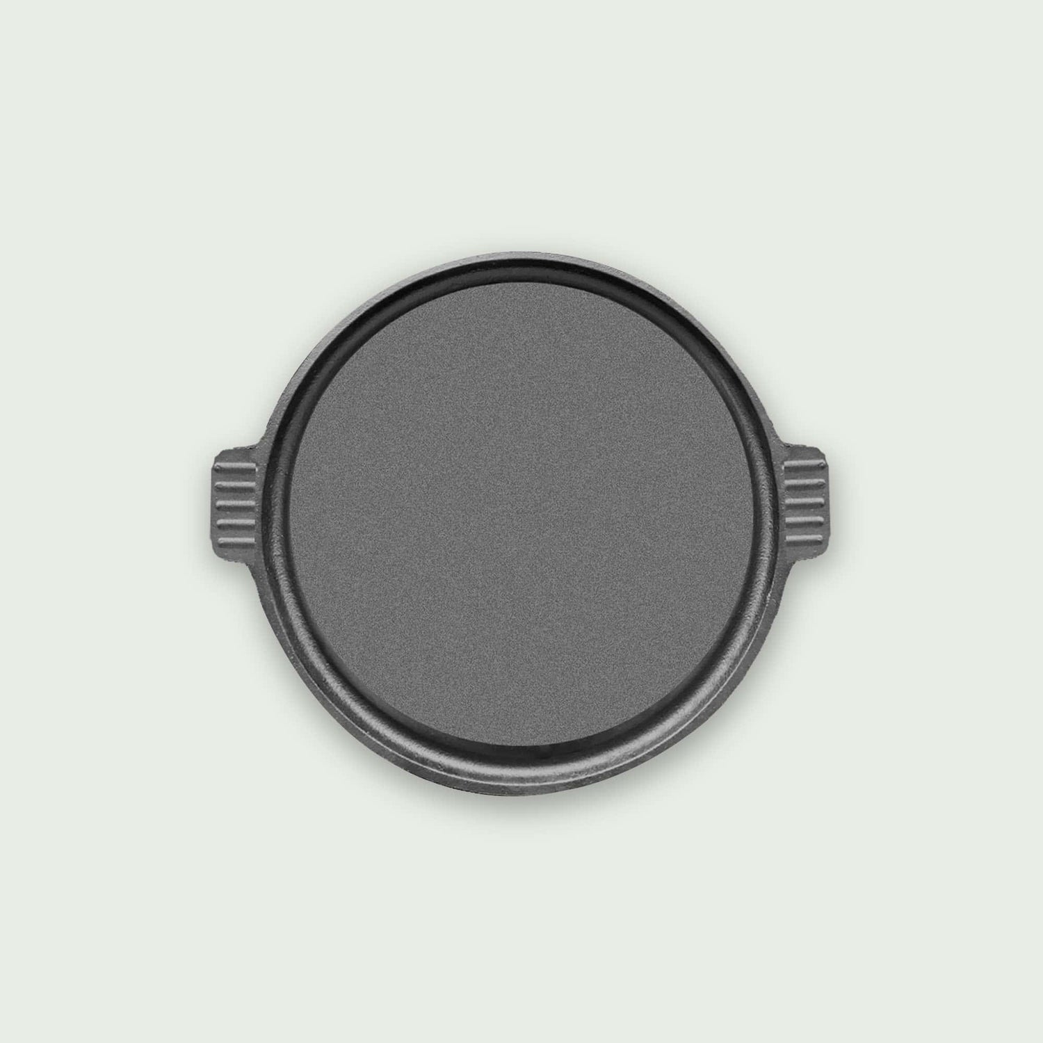 Plaque de cuisson ronde en fonte, idéale pour une répartition homogène de la chaleur et la préparation de viandes, légumes ou crêpes sur le barbecue.