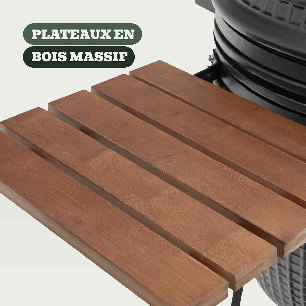 Détail des plateaux latéraux en bois massif du barbecue Kamado Forest Grill, offrant un espace de travail robuste et esthétique pour la préparation des grillades.