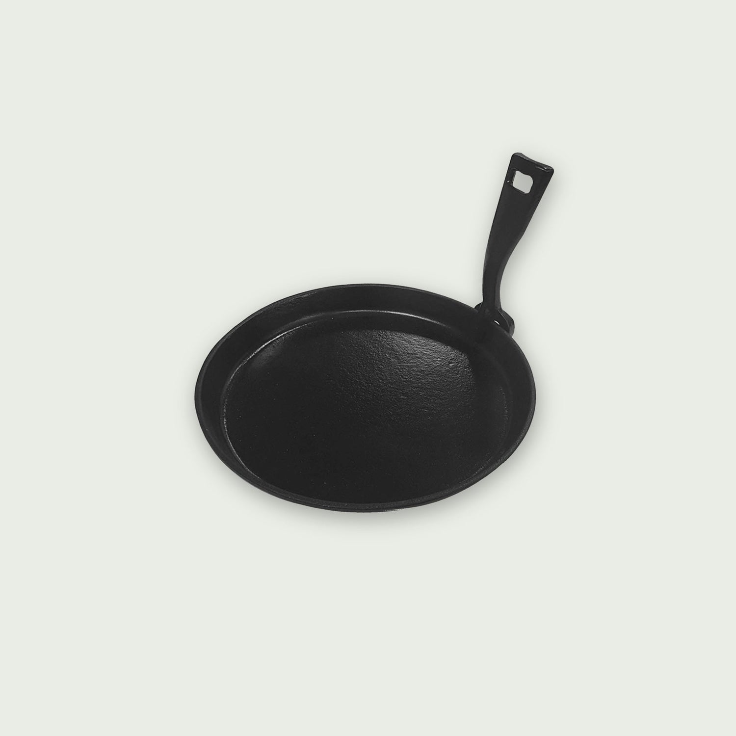 Poêlon en fonte noire avec manche moulé, présenté sur fond clair, idéal pour saisir, gratiner ou servir des plats directement depuis le barbecue ou le Kamado.