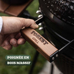 Détail de la poignée en bois gravée Forest Grill sur le barbecue Kamado, illustrant la qualité des finitions.