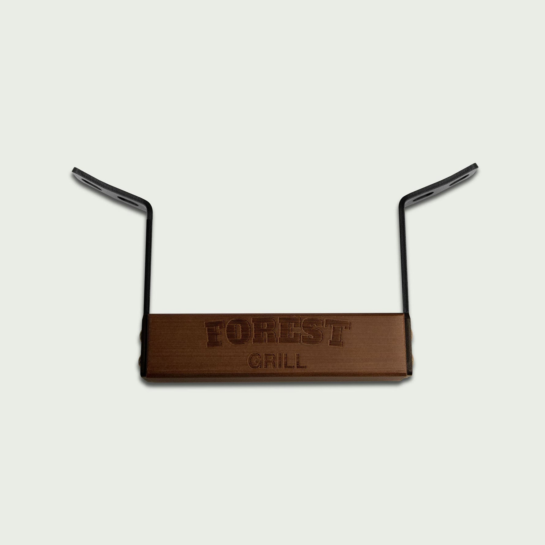 Poignée de remplacement Forest Grill pour kamado, en bois gravé avec supports métalliques noirs, vue de face sur fond clair.