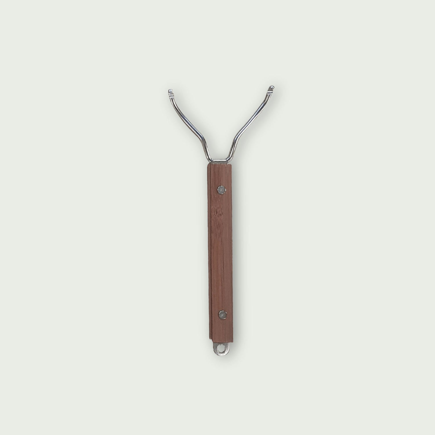 Poignée en bois et inox pour barbecue kamado, idéale pour soulever facilement les grilles chaudes en toute sécurité.