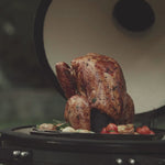 Vidéo montrant un support à poulet en acier inoxydable utilisé sur un barbecue Kamado, illustrant la cuisson verticale d’un poulet pour une répartition homogène de la chaleur.