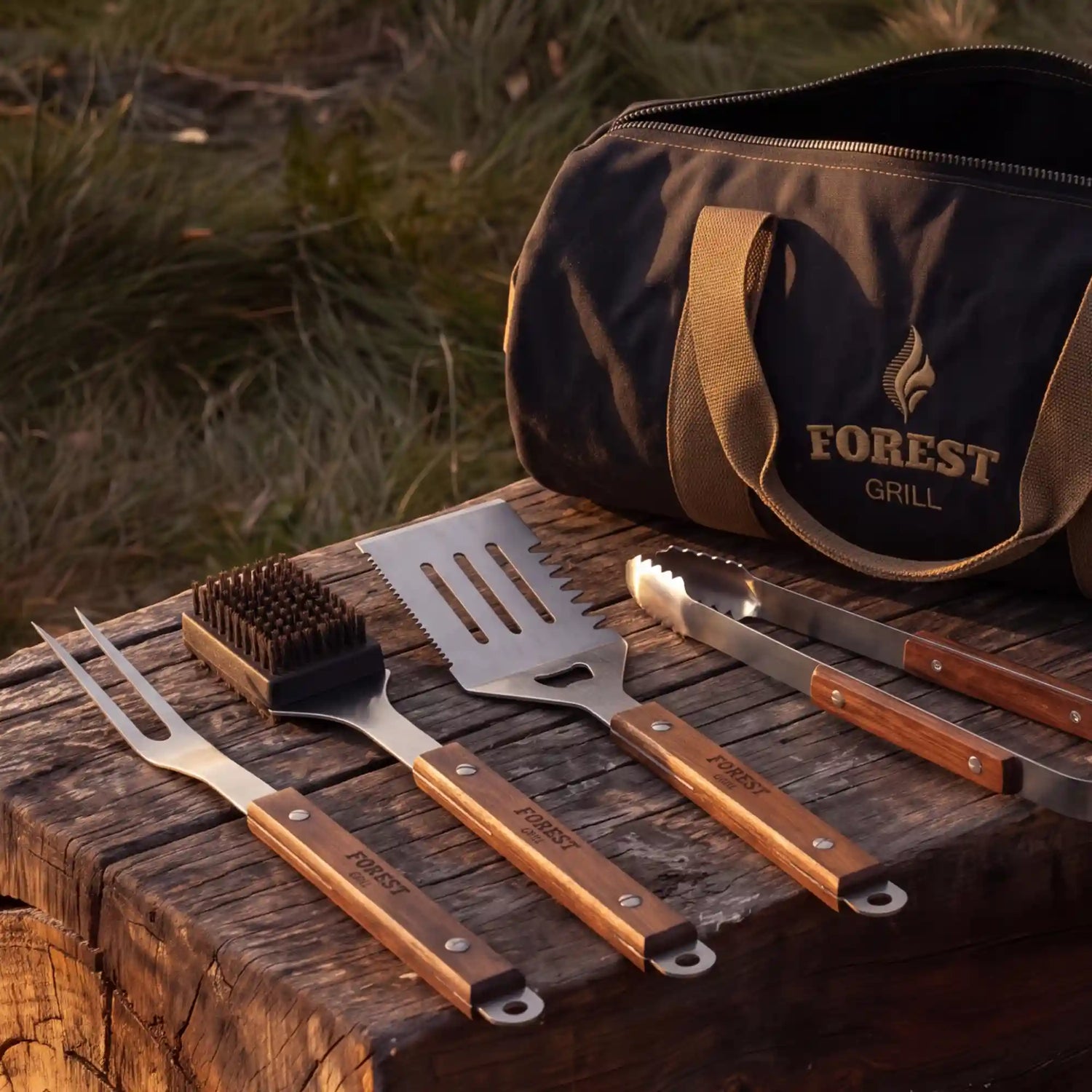 Kit ustensiles barbecue inox et bois Forest Grill posé avec son sac de transport