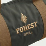 Logo brodé Forest Grill sur le sac de transport des ustensiles barbecue