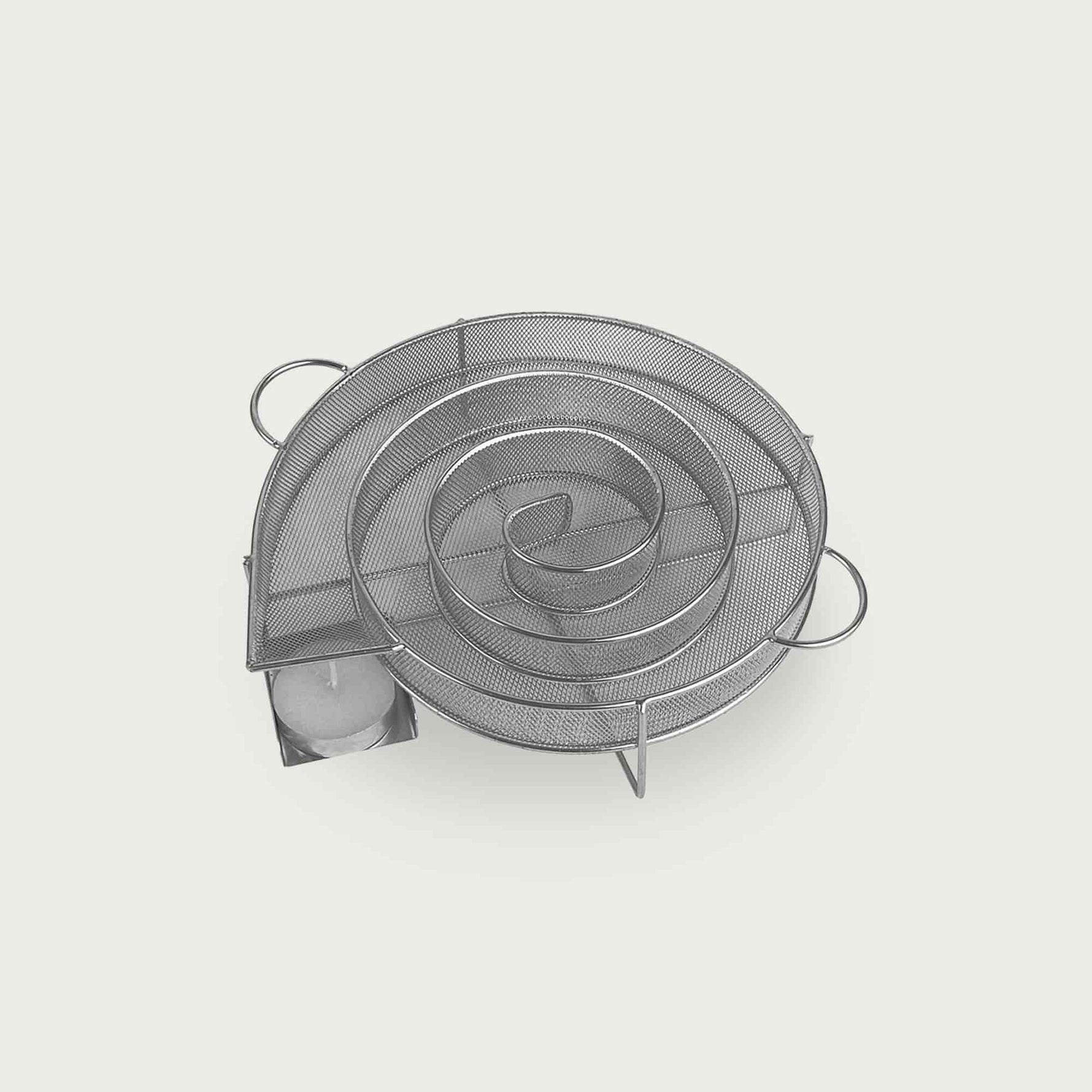 Générateur de fumée froide en inox avec serpentin, conçu pour le fumage à basse température dans un Kamado ou un fumoir, compatible avec les sciures de bois aromatiques.