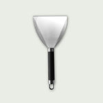 Spatule d’entretien en inox Forest Grill avec manche noir, idéale pour gratter et nettoyer les surfaces de cuisson du barbecue.