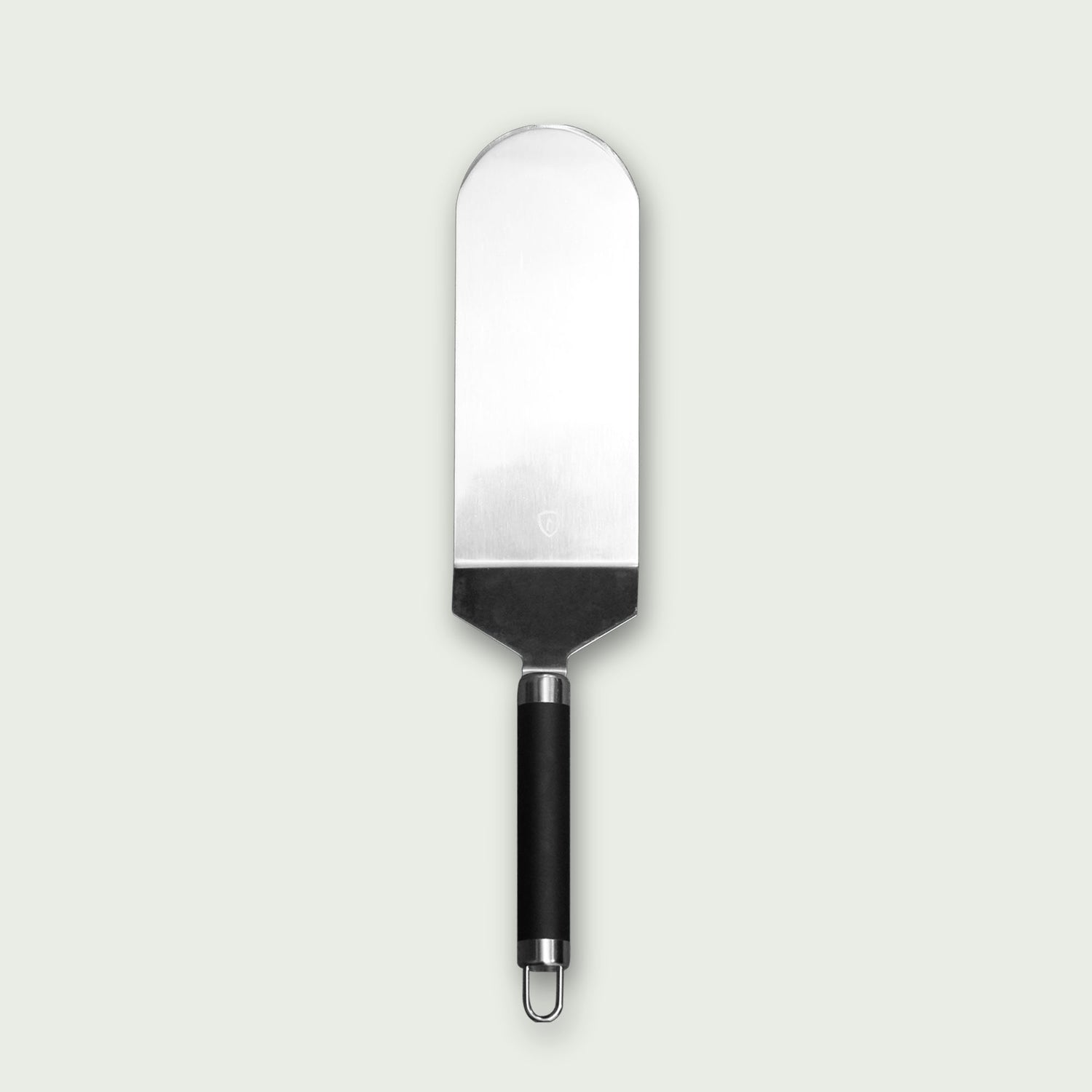 Spatule à poisson en acier inoxydable avec manche noir, longue et fine, idéale pour retourner délicatement les filets sur la plancha ou le barbecue.