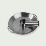 Support à volaille en inox vu de côté, avec réservoir inclinable pour parfumer la viande et plateau collecteur intégré pour une cuisson propre et savoureuse au kamado.