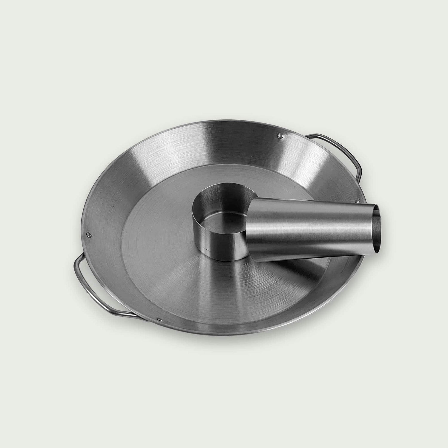 Support à volaille en inox vu de côté, avec réservoir inclinable pour parfumer la viande et plateau collecteur intégré pour une cuisson propre et savoureuse au kamado.