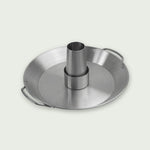 Support à volaille en inox avec plateau intégré, idéal pour rôtir un poulet à la bière ou infusé d’arômes directement sur le barbecue kamado.