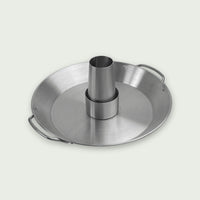 Support à volaille en inox avec plateau intégré, idéal pour rôtir un poulet à la bière ou infusé d’arômes directement sur le barbecue kamado.