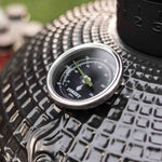 Détail du thermomètre intégré sur le couvercle en céramique du barbecue Kamado Forest Grill, indiquant la température de cuisson.