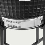 Détail de la trappe d’aération en inox du Kamado Forest Grill, permettant un réglage précis du flux d’air et de la température.