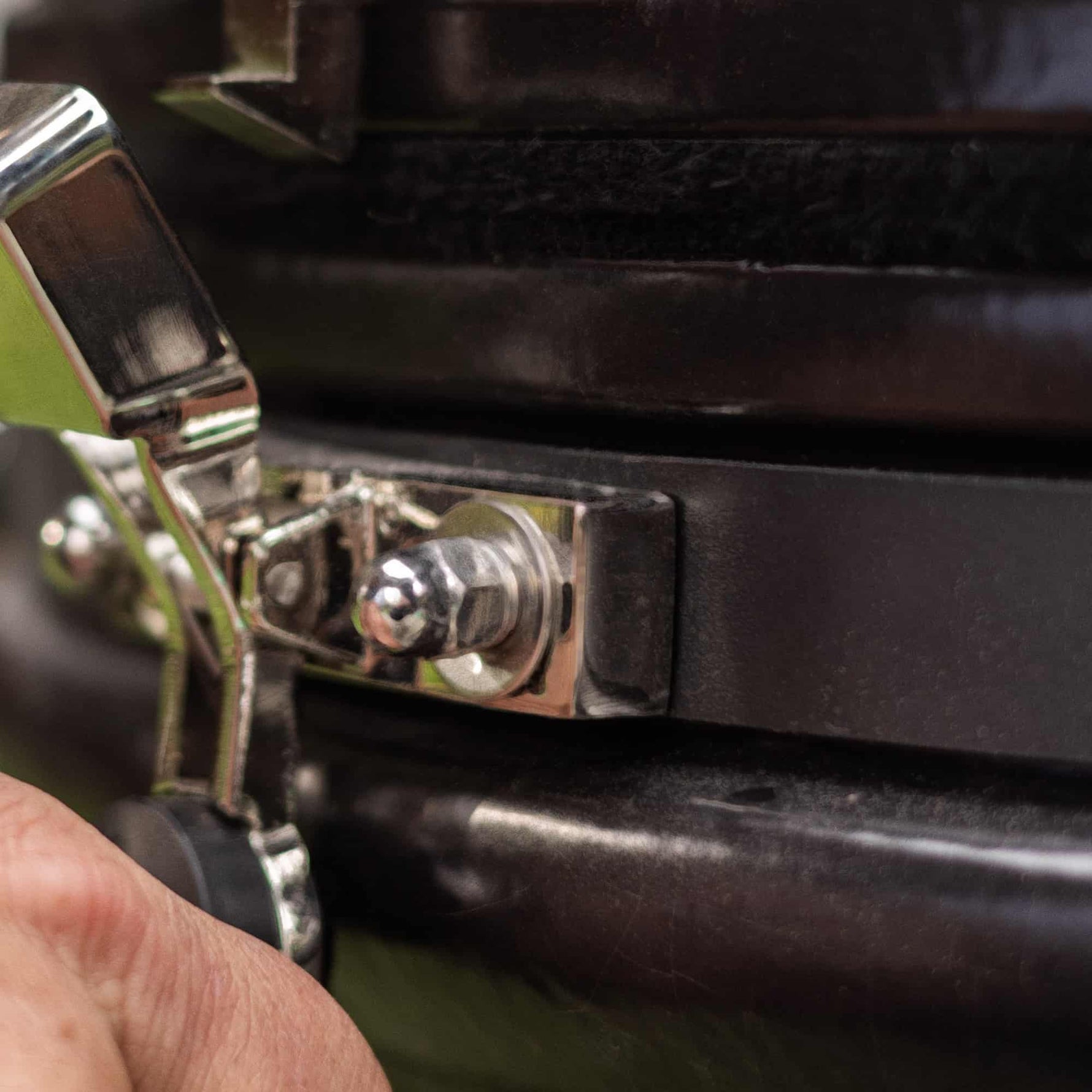 Détail du système de verrouillage en acier inoxydable du barbecue Kamado Forest Grill, assurant une fermeture sécurisée et étanche du couvercle.
